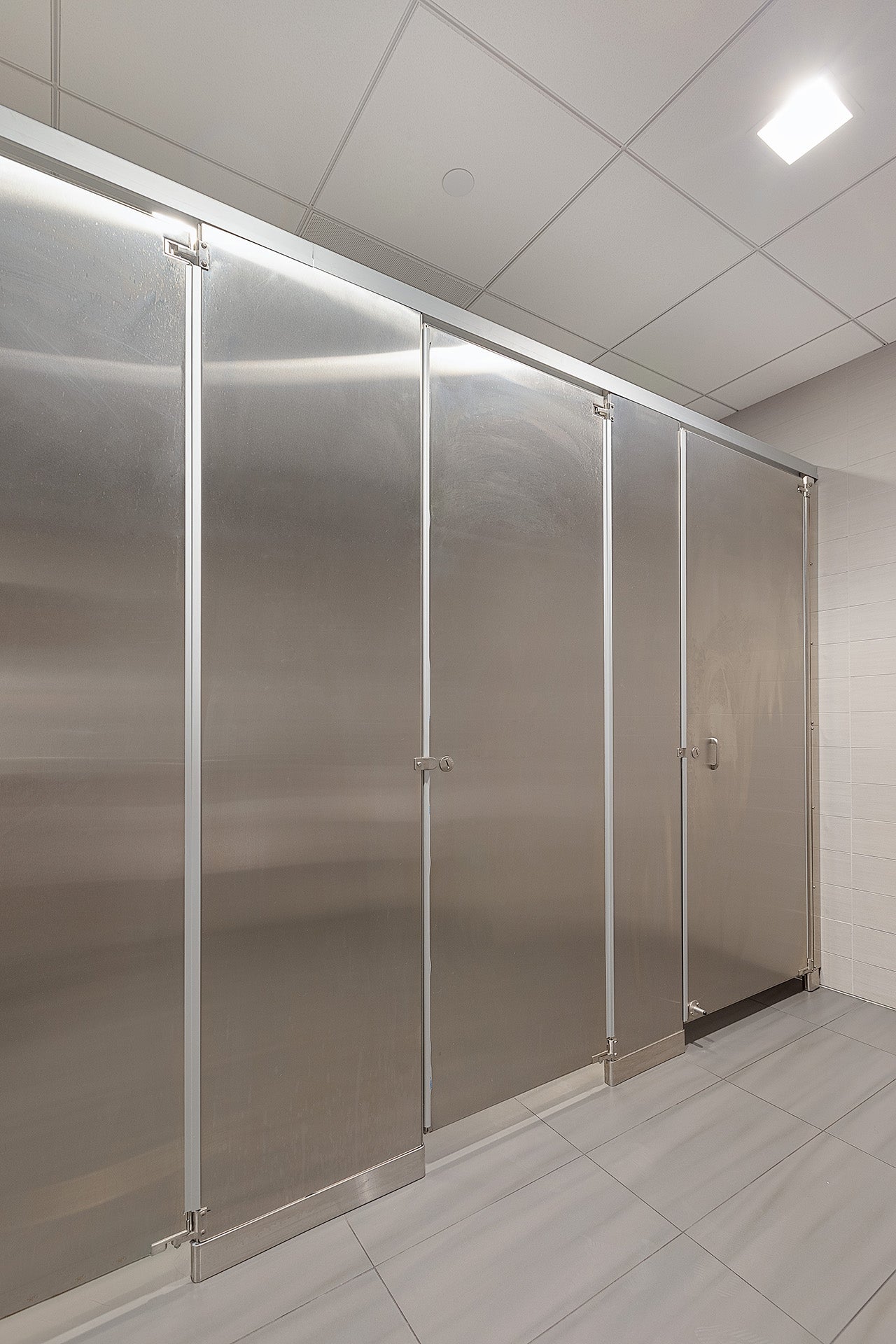 Globle stainless steel gapless extra height partitions  Tryko Partners